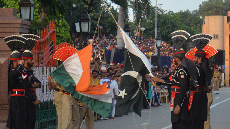 india and pakistan flags