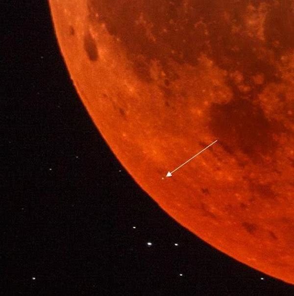 Click to enlarge Flash of red during eclipsed moon