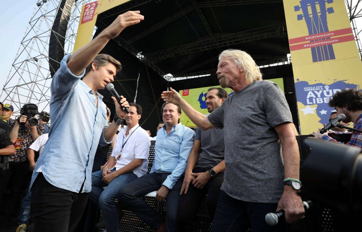 Click to enlarge Carlos Baute Richard Branson Venzuela bridge concert