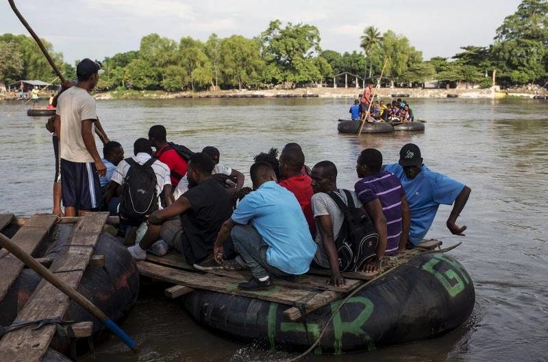 Click to enlarge African migrants cross mexico border