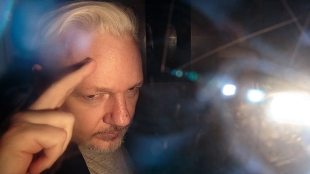 Click to enlarge assange leaving courtroom UK