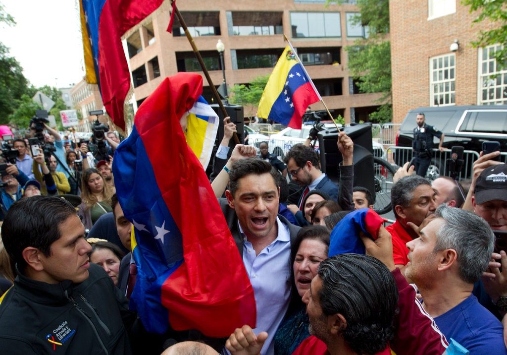 Click to enlarge vecchio protest venezuela embassy DC