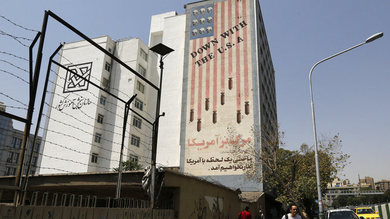 Click to enlarge iran mural