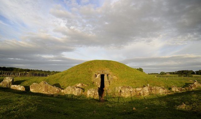 Click to enlarge Bryn Celli Ddu tomb