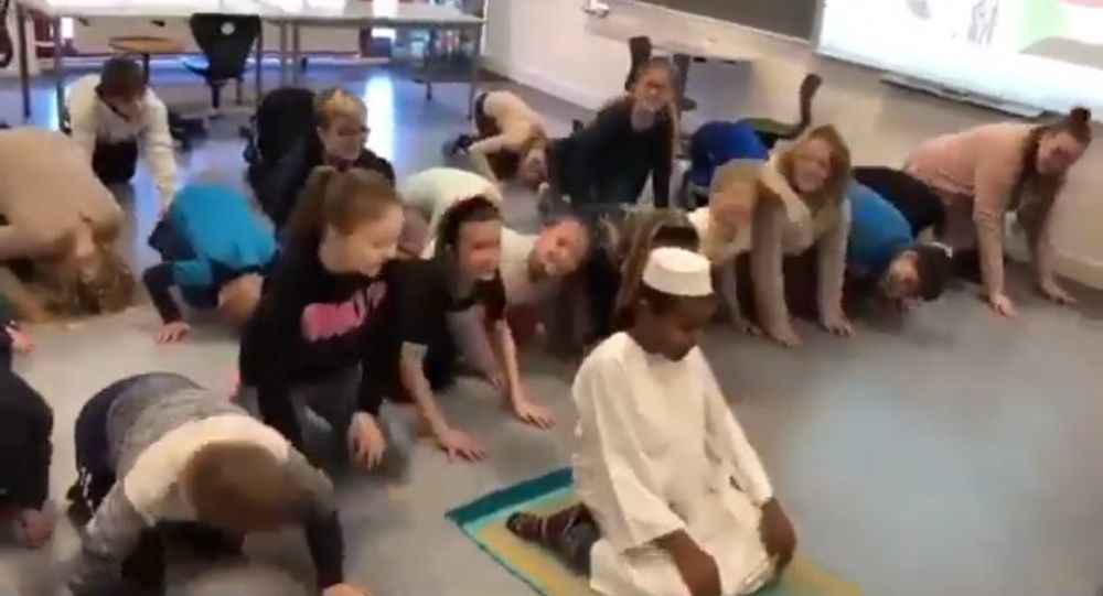 Click to enlarge Islamic prayers Danish schools