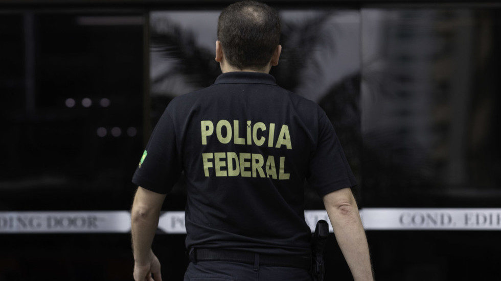 Click to enlarge brazil police officer