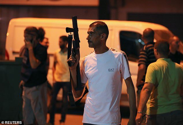 Click to enlarge tunis armed personnel