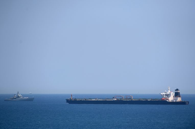 Click to enlarge Een Brits marineschip vlakbij supertanker Grace 1.