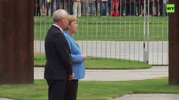 Merkel shaking beside Finnish PM