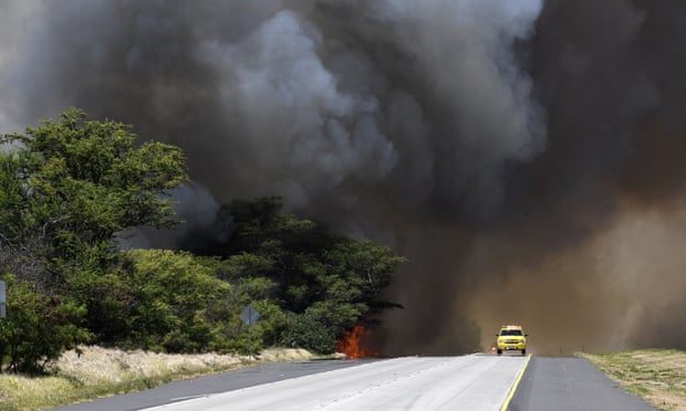 Click to enlarge Smoke from the fire closes Kuihelani highway in central Maui
