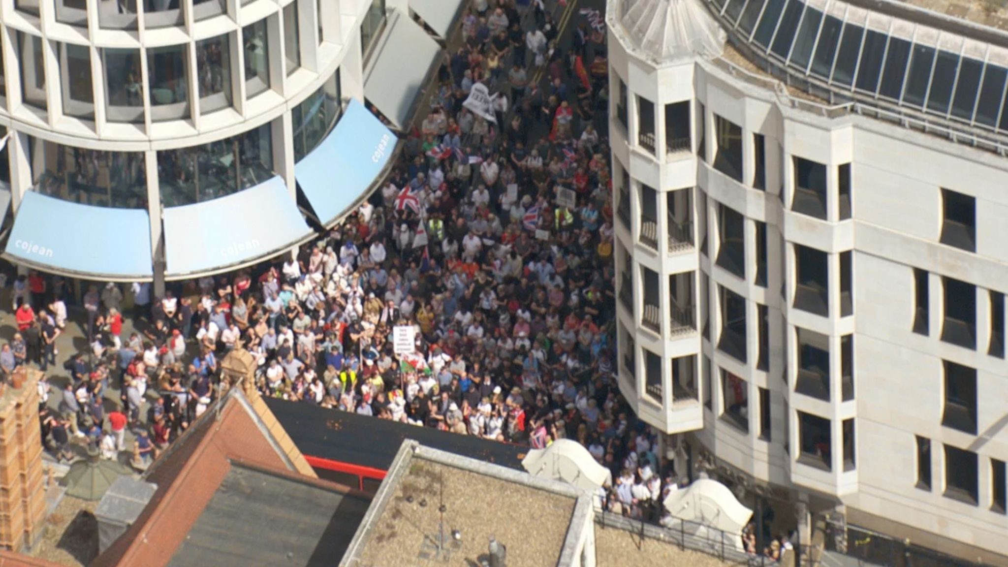 Click to enlarge tommy robinson supporters old bailey