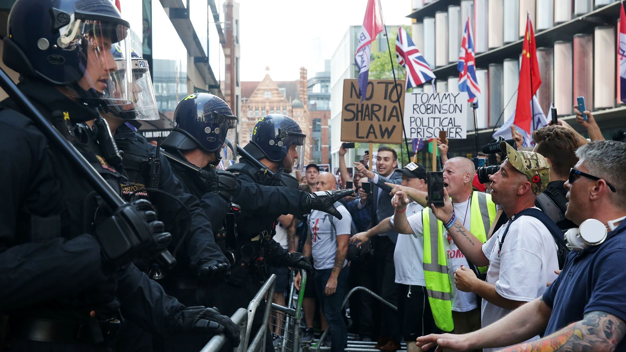 tommy robinson supporters police