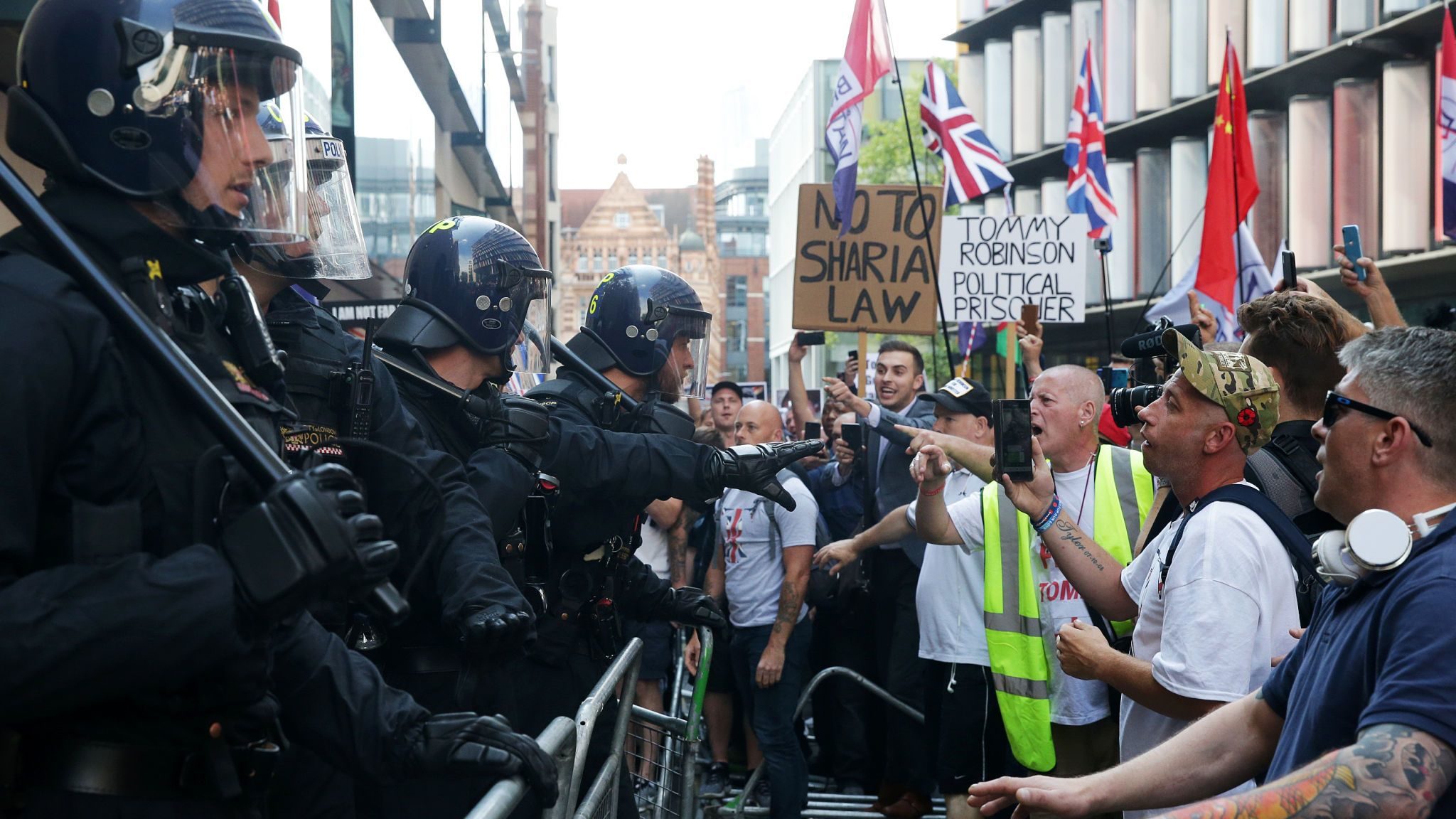 Click to enlarge tommy robinson supporters police