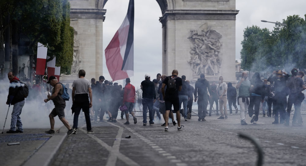 Click to enlarge protest paris france tear gas yellow vest