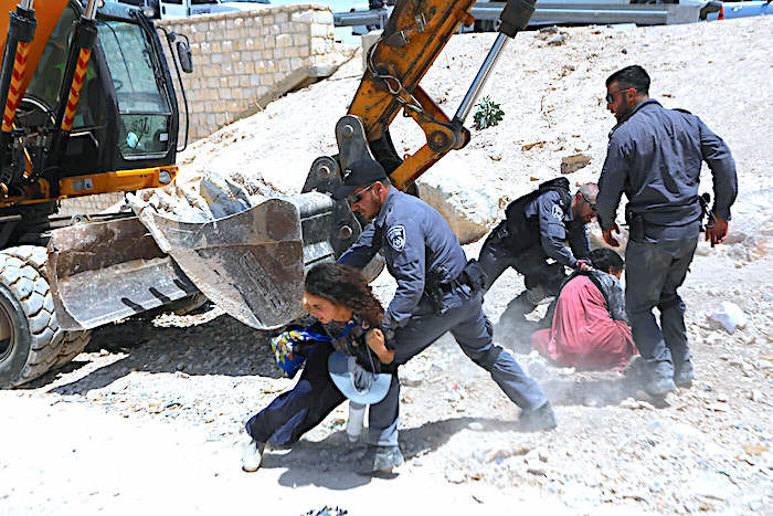 Click to enlarge Israeli police/woman