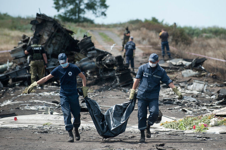 Click to enlarge MH17 bodies removal