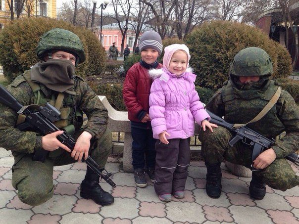Click to enlarge crimea polite men in green