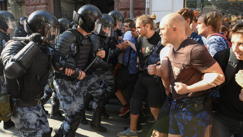 Click to enlarge Protesters Moscow
