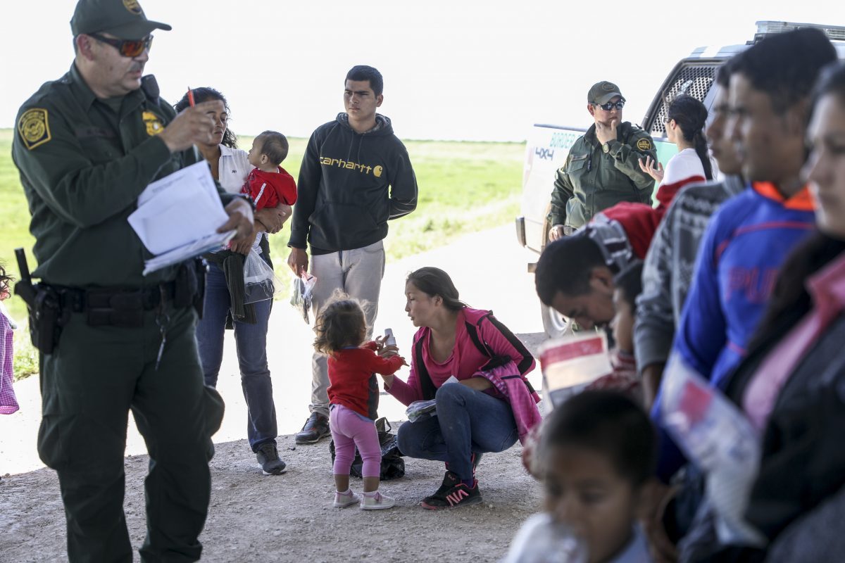 Click to enlarge border patrol detains illegal migrant family