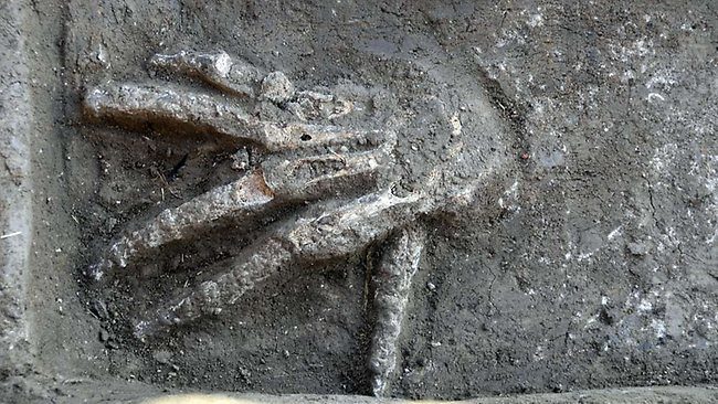 Click to enlarge giant hands buried ancient Egyptian palace