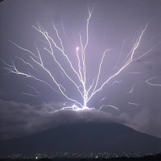upward lightning was spotted at Guatemala’s Volcan de Agua
