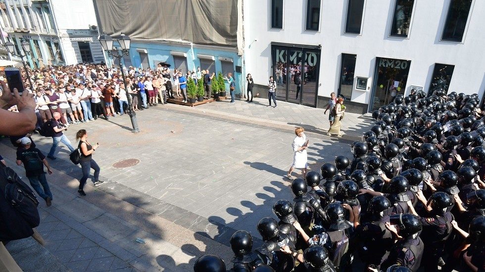 Click to enlarge police protestors