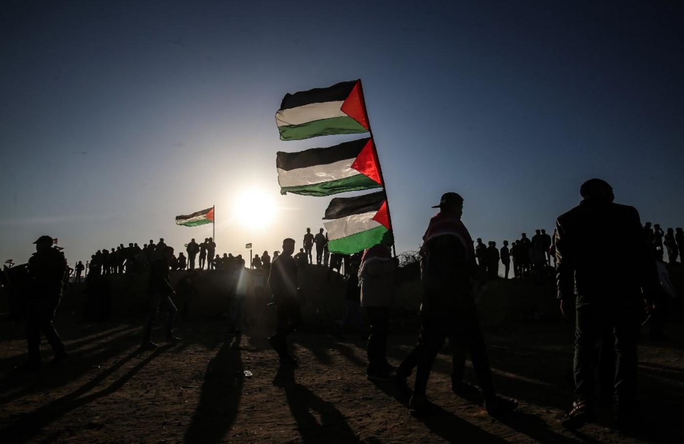 Click to enlarge great return march gaza flag protest fence