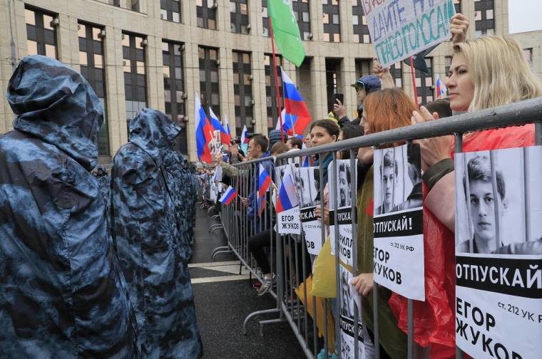 Click to enlarge Russia protest