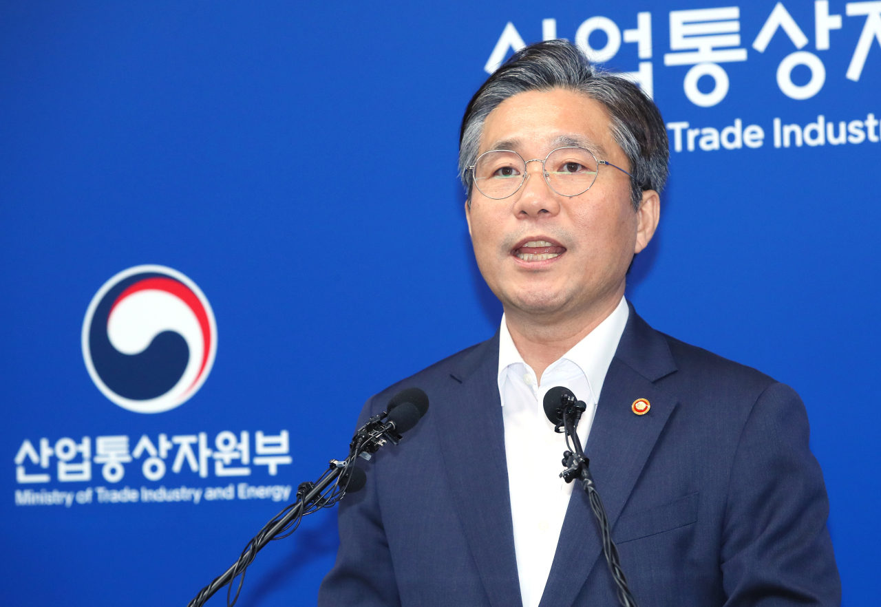 Click to enlarge Industry Minister Sung Yun-mo