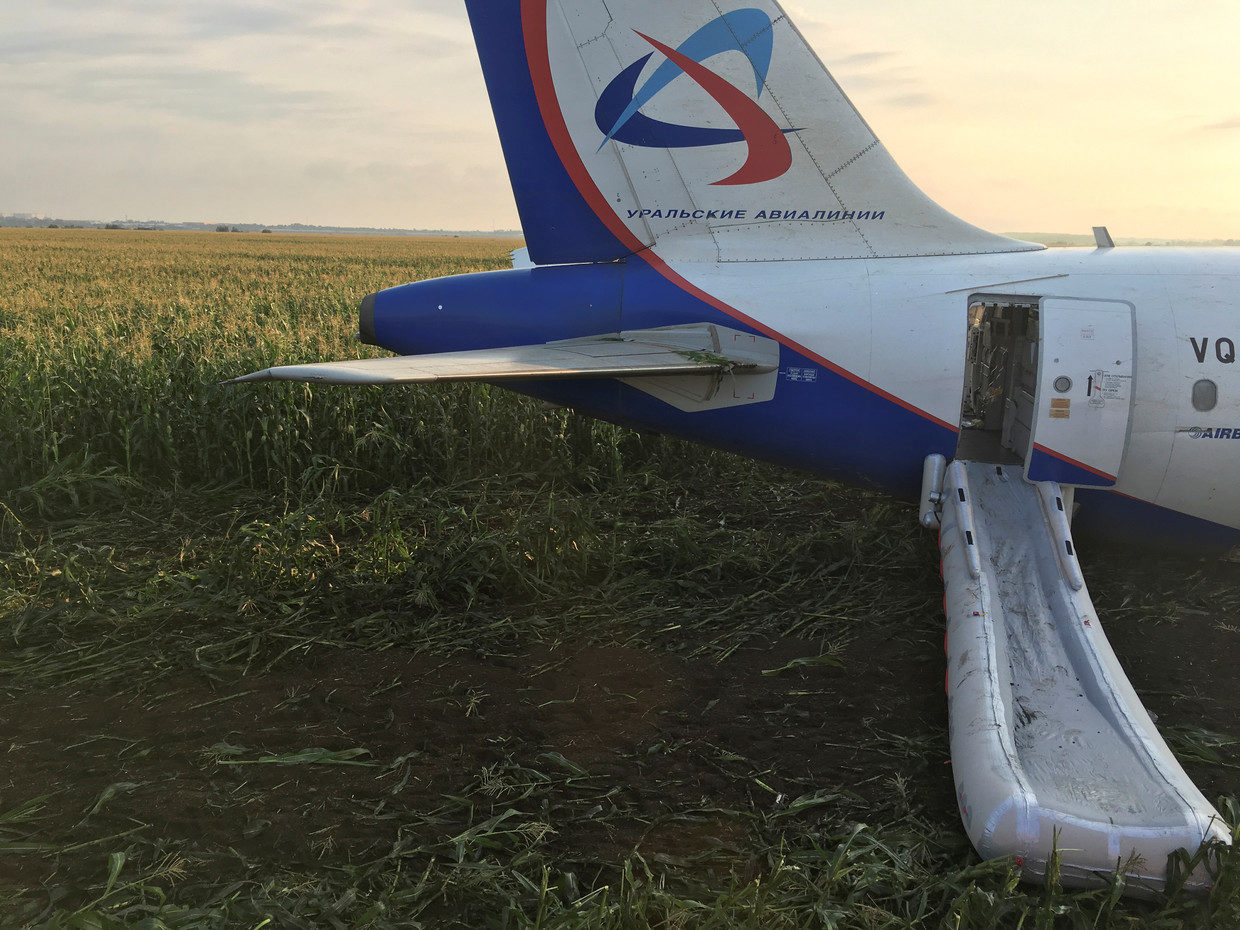 moscow crash landing emergency chute