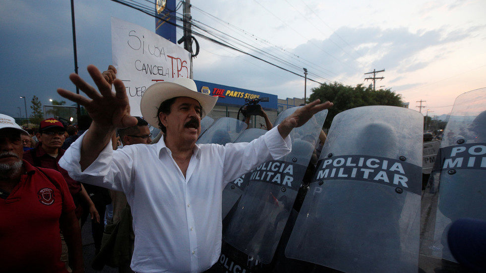 Click to enlarge Zelaya at a protest against the US-backed Hernandez government