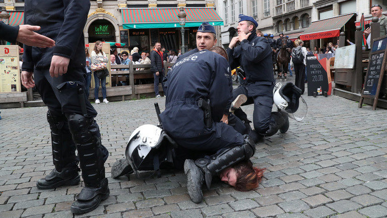 Click to enlarge yellow vest protester