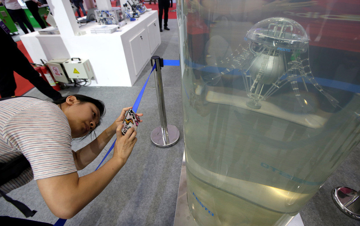 Click to enlarge Aquajelly 2.0 robot