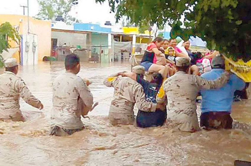 Click to enlarge Soldiers provide aid to a family in Comondú. One took responsibility for the family dog.