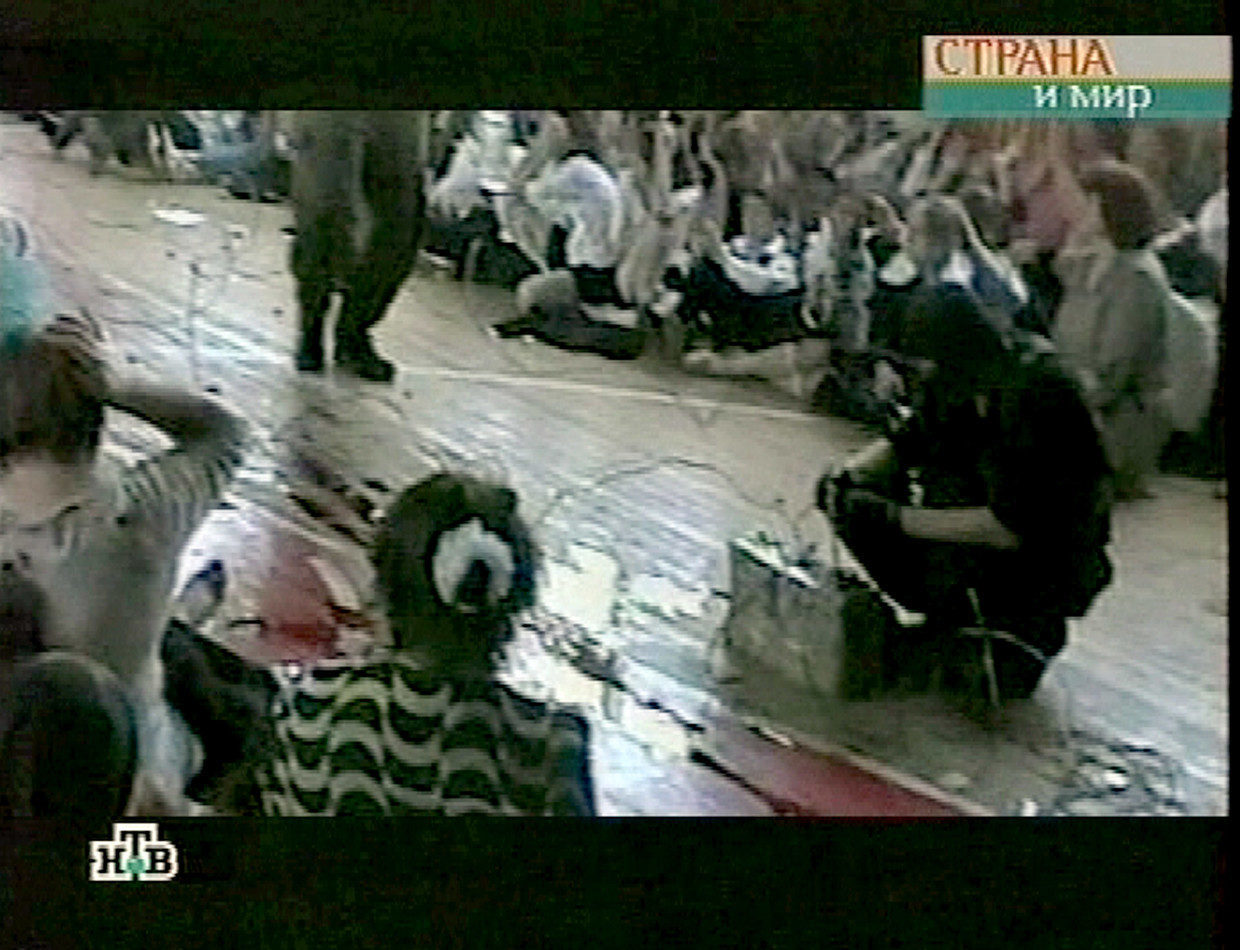 Мама одного из террористов. 2004- Захват заложников в школе в Беслане. Захват заложников в Беслане. Школа Беслан террористы.