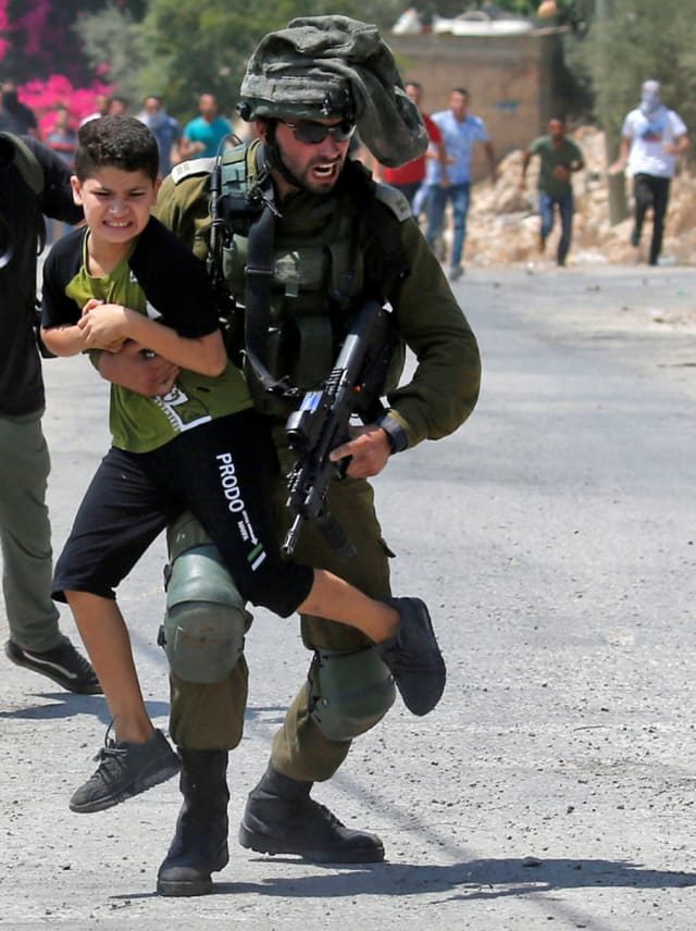Click to enlarge Israeli soldier child