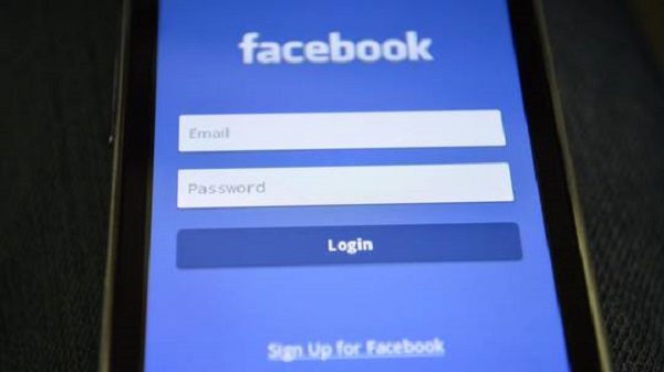 Facebook app on cellphone