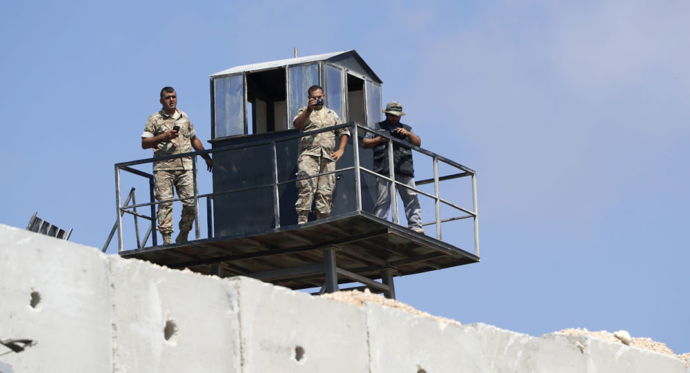 Click to enlarge lebanon soldier border watch Israel