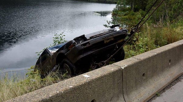 Click to enlarge Car pulled out of lake