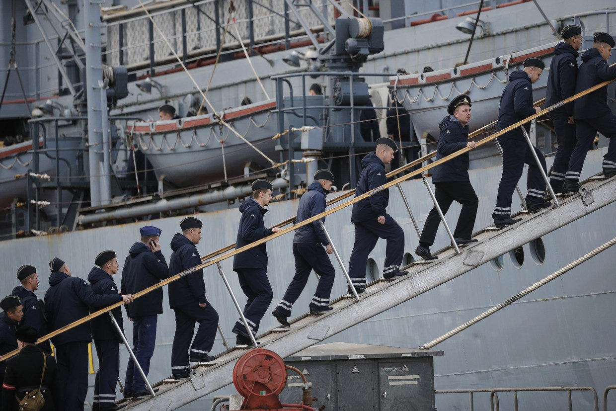 Russian sailors STX Les Chantiers de l'Atlantique shipyard