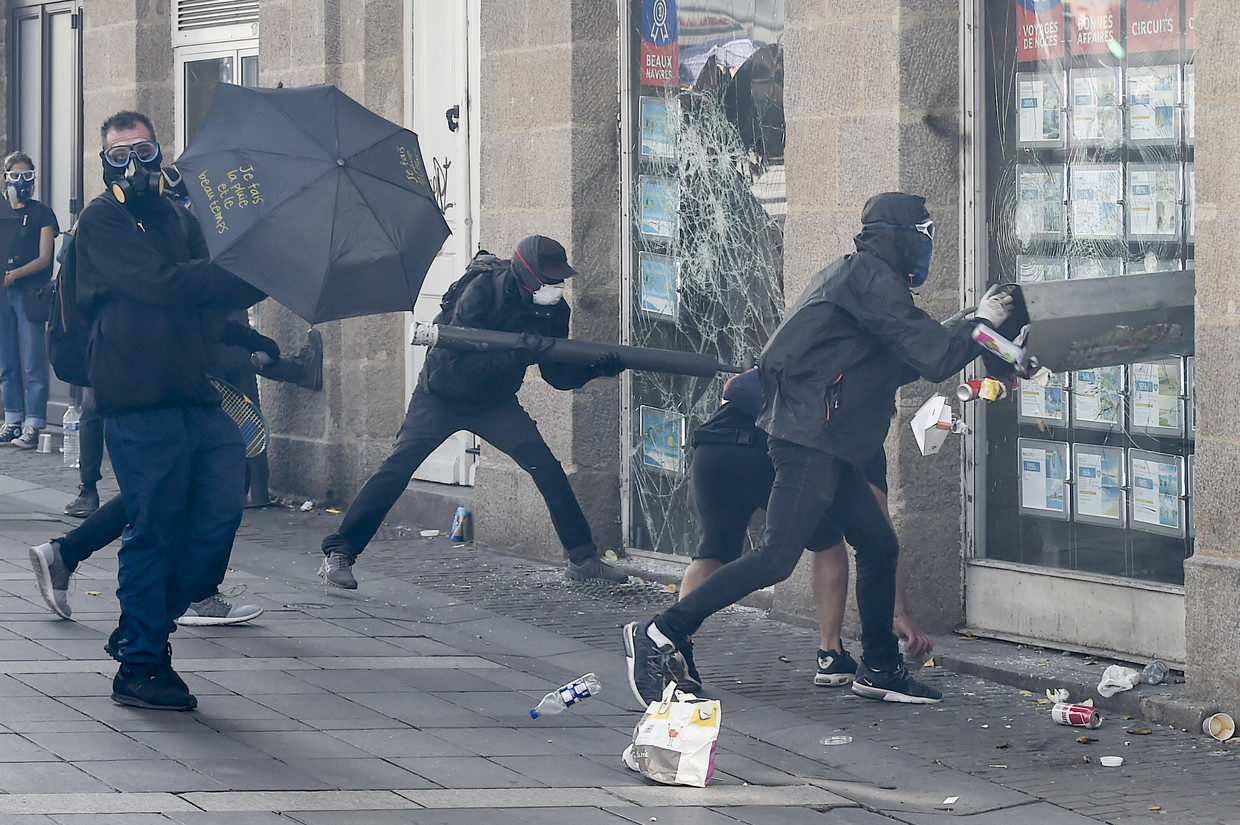 Click to enlarge Black block protesters France Sept 2019
