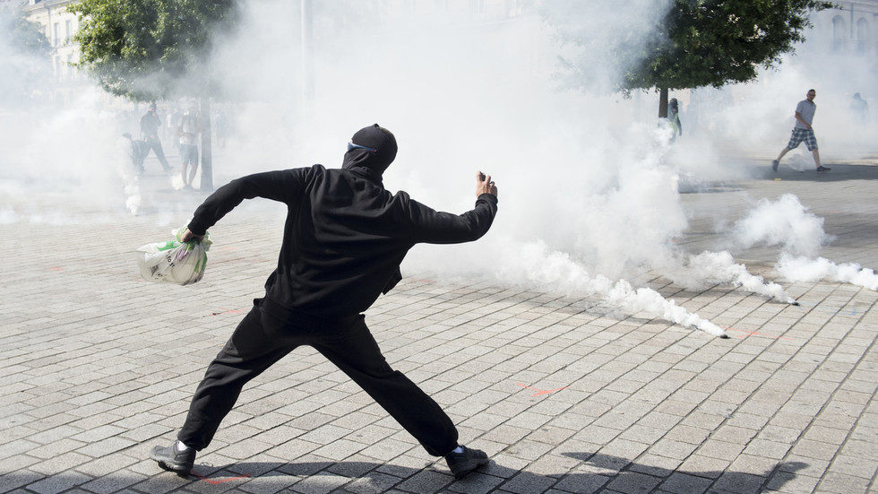 Click to enlarge protester in Nantes France September 14 2019