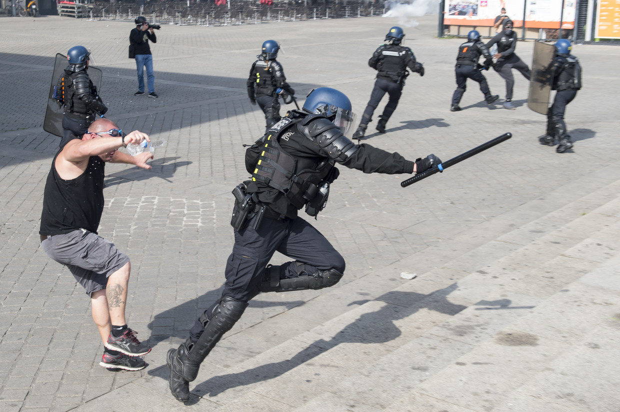 Click to enlarge protester trips a French gendarme Sept 2019