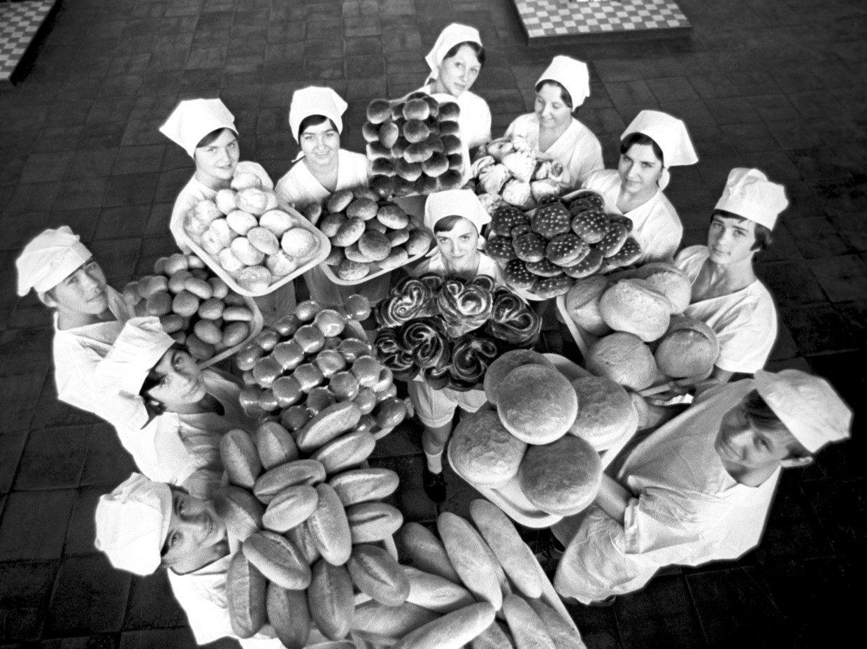 Young Soviet bakers with products of their labor in 1977