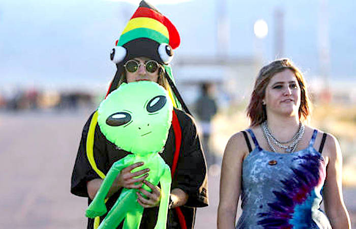 2 people alien