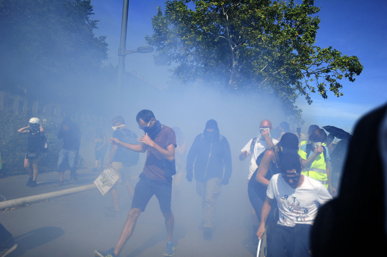 tear gas yellow vests Lyon