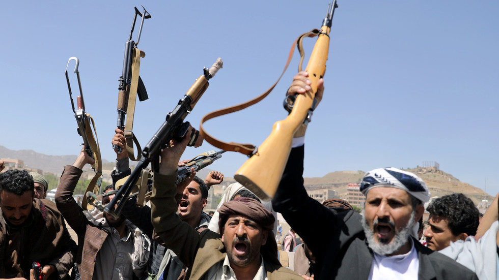 Click to enlarge Houthi fighters