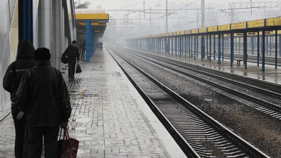 ukraine resumes transport with crimea