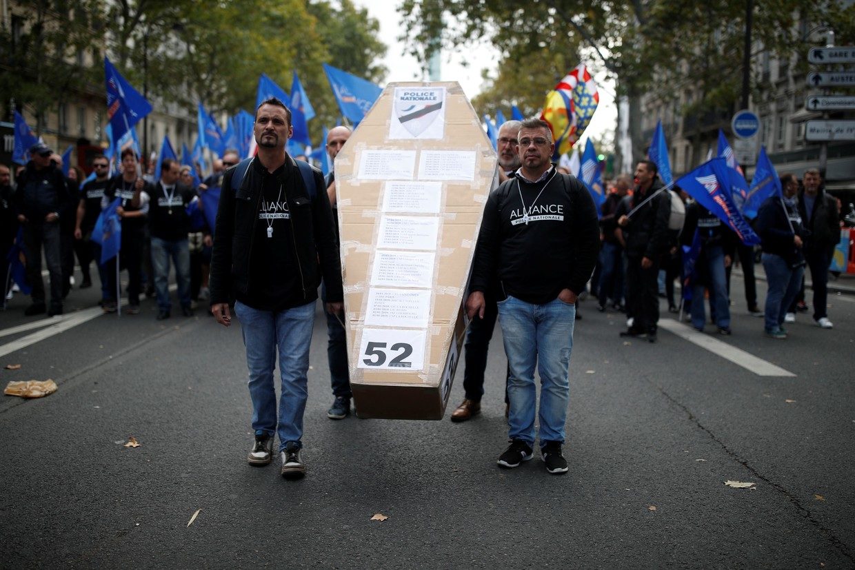 Click to enlarge French police marching in Paris