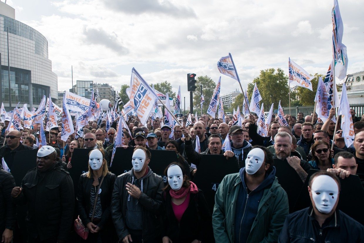 Click to enlarge protesting french police at Bastille